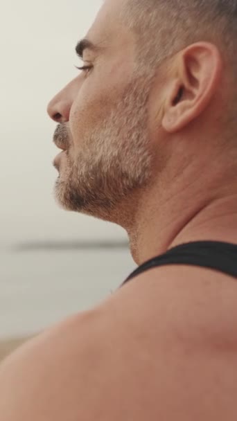 海を見て成熟した男のクローズアップ — ストック動画