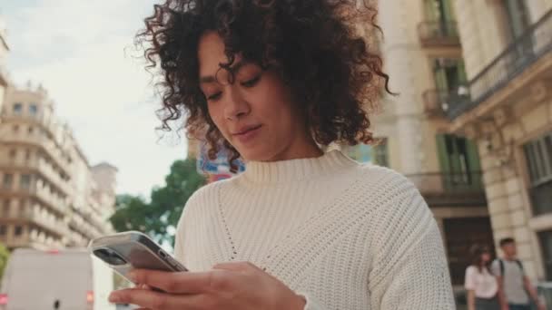 Κοντινό Πλάνο Νεαρή Γυναίκα Χρησιμοποιεί Μια Εφαρμογή Ταξί — Αρχείο Βίντεο