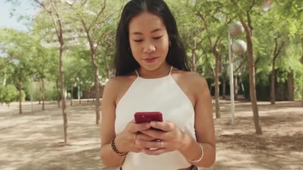 Прекрасна Молода Жінка Використовує Мобільний Телефон Під Час Прогулянки Міському — стокове відео