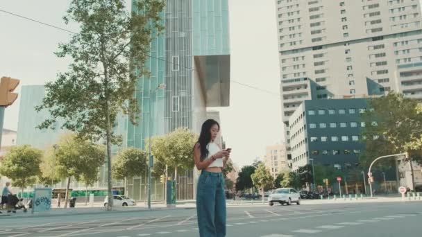 年轻女性站在现代城市背景下 在手机上使用地图应用程序 — 图库视频影像