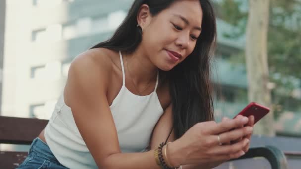 Молода Жінка Сидить Лавці Використовує Мобільний Телефон — стокове відео