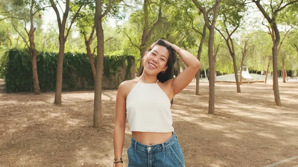 Sonriente Chica Morena Vestida Con Top Blanco Jeans Posando Cámara — Foto de Stock