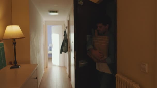 拿着一袋食物的年轻人走进他的公寓 — 图库视频影像