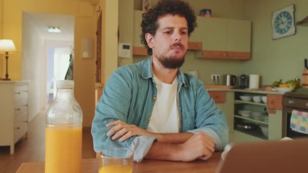 Genç Adam Mutfaktaki Masada Dizüstü Bilgisayarla Oturuyor — Stok video