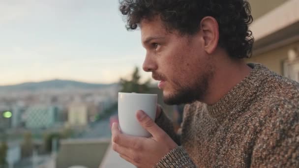 Genç Adamın Balkonda Dikilip Fincandan Kahve Içişi — Stok video