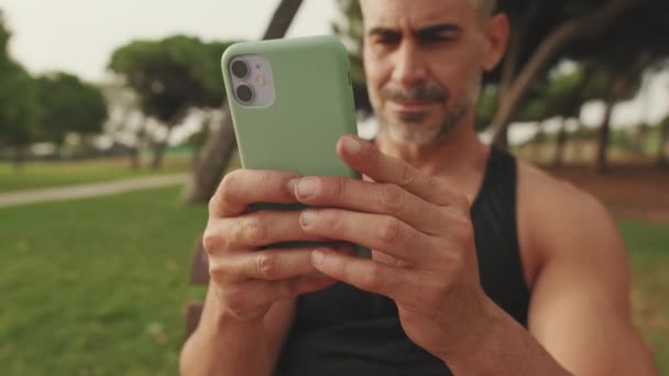 Gros Plan Des Mains Homme Mûr Aide Téléphone Mobile — Video