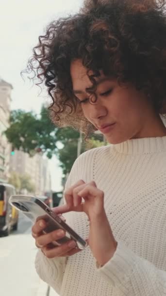 Vídeo Vertical Mujer Joven Utiliza Una Aplicación Taxi — Vídeo de stock