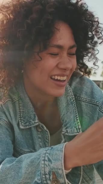 Close Sorrindo Menina Tirando Uma Foto Telefone Celular Enquanto Estava — Vídeo de Stock