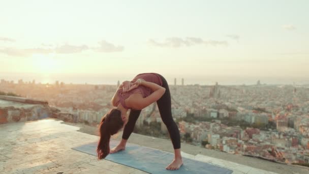 Girl Stretching Dawn Lookout Point Old Town Background — Stock Video