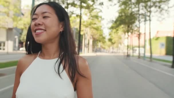 Χαμογελώντας Νεαρή Γυναίκα Περπατώντας Στο Δρόμο Κινητό Τηλέφωνο Στα Χέρια — Αρχείο Βίντεο