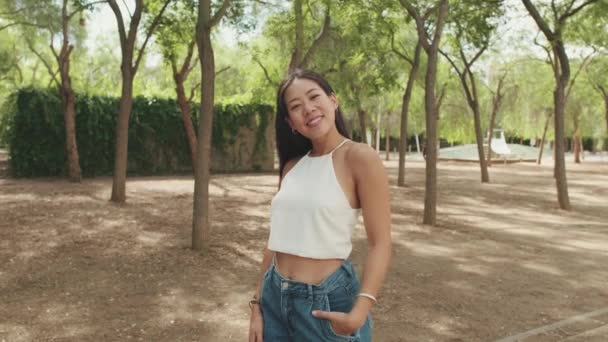 Usmívající Mladá Žena Pózující Kameru Zatímco Stojí Městském Parku — Stock video
