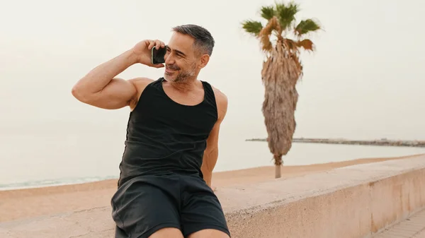 Cerca Hombre Musculoso Mediana Edad Ropa Deportiva Hablando Desde Teléfono — Foto de Stock