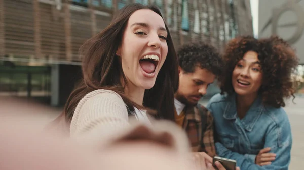 Zbliżenie Młodej Kobiety Robiącej Selfie Student Filmujący Strumień Przyjaciółmi Przez — Zdjęcie stockowe