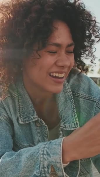 Close Sorrindo Menina Tirando Uma Foto Telefone Celular Enquanto Estava — Vídeo de Stock