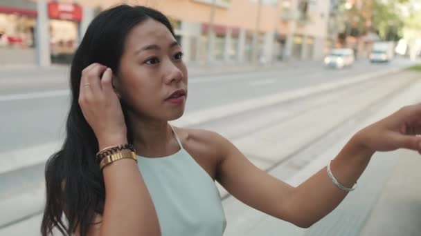 Närbild Ung Kvinna Tittar Tidtabellen För Kollektivtrafik Stopp — Stockvideo