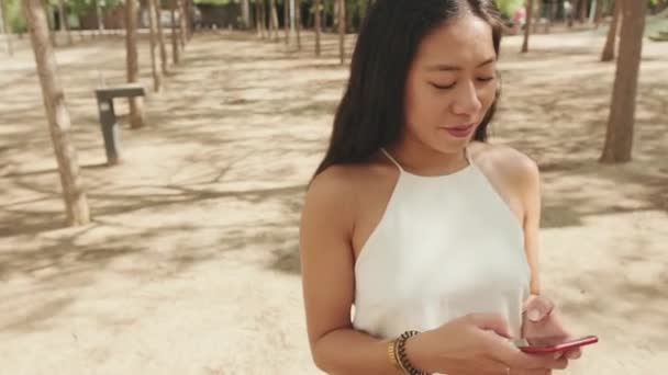 Прекрасна Молода Жінка Використовує Мобільний Телефон Під Час Прогулянки Міському — стокове відео