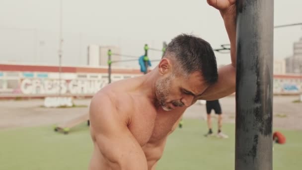 Starší Muž Odpočívá Sportovním Cvičení Venku — Stock video