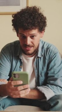 Kanepede oturan adamın cep telefonu kullanmasına şaşırdım.