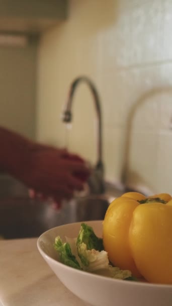 Mutfakta Sebze Yıkayan Genç Adamın Ellerini Yakın Plan Çek — Stok video