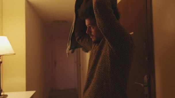 Молодой Человек Надевает Джинсовую Куртку Стоя Перед Зеркалом Коридоре — стоковое видео