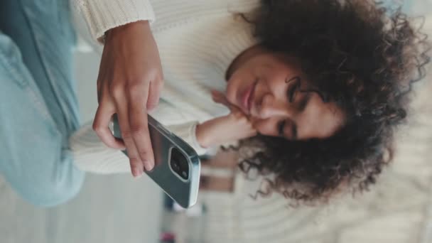 Dikey Video Cep Telefonu Kullanan Genç Bir Kadının Ellerinin Yakın — Stok video