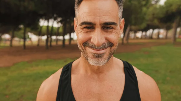 Close Szczęśliwy Dojrzały Muskularny Mężczyzna Odzieży Sportowej Patrząc Obiektyw Uśmiech — Zdjęcie stockowe