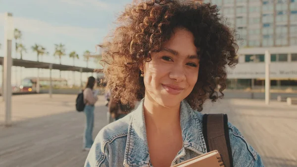 Menina Está Sorrindo Enquanto Olha Para Câmera Estudante Com Cadernos — Fotografia de Stock