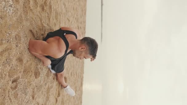 Ώριμος Άντρας Αναπαύεται Στην Άμμο Στην Ακτή — Αρχείο Βίντεο