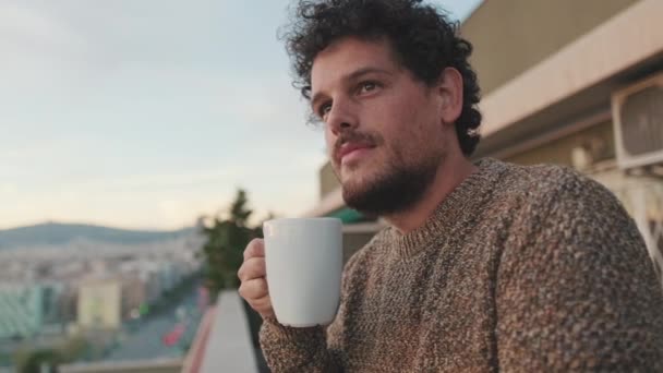 Närbild Ung Man Står Balkong Dricka Kaffe Från Mugg — Stockvideo