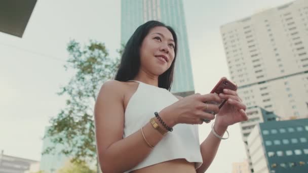 Молода Жінка Використовує Додаток Мапи Мобільному Телефоні Стоячи Сучасному Міському — стокове відео