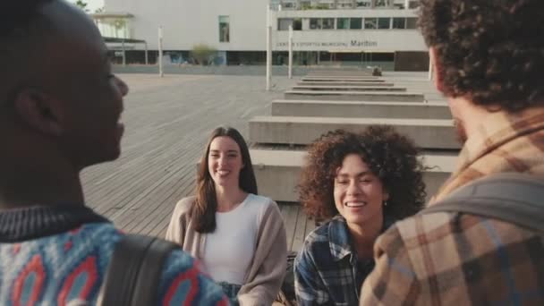 Giovani Che Ridono Chiacchierano Dall Esterno Accanto All Edificio Universitario — Video Stock