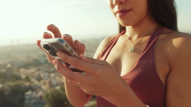 Gros Plan Des Mains Jeune Femme Aide Téléphone Portable — Video