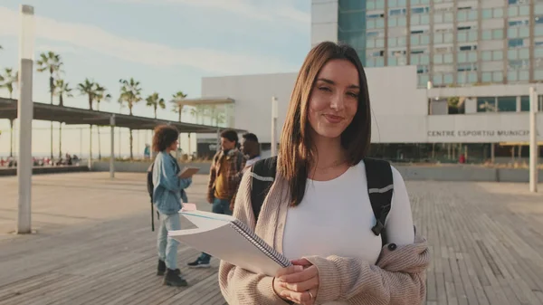 Chica Está Sonriendo Mientras Mira Cámara Estudiante Con Cuadernos Sus — Foto de Stock