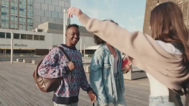 Jovens Estudantes Alegres Rua Abraçando Cumprimentando Uns Aos Outros — Vídeo de Stock