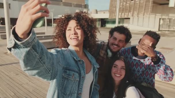 Chica Hace Una Selfie Teléfono Móvil Junto Con Amigos Pie — Vídeos de Stock