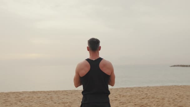 Мужчина Средних Лет Делает Дыхательные Упражнения — стоковое видео