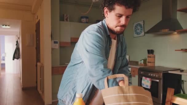 Junger Mann Packt Küche Seiner Wohnung Aus — Stockvideo