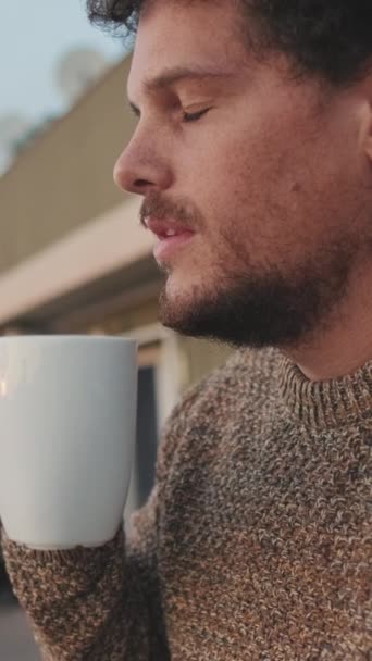 Zbliżenie Młodzieńca Stojącego Balkonie Pijącego Kawę Kubka — Wideo stockowe