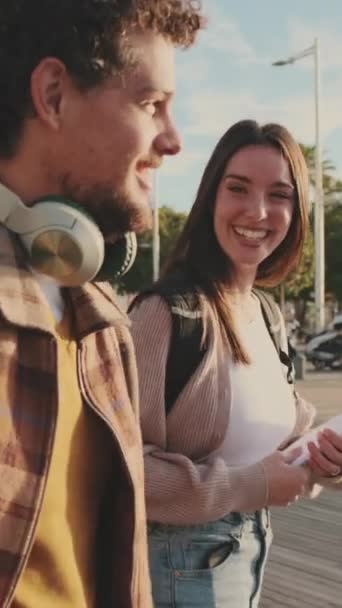 Веселые Молодые Студенты Стоящие Улице Обнимаются Приветствуют Друг Друга — стоковое видео