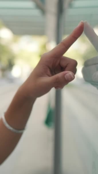 Крупним Планом Невпізнавана Рука Жінки Прослуховує Палець Розкладом Громадського Транспорту — стокове відео