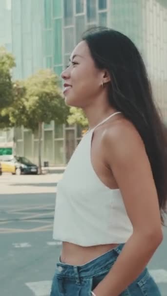Glimlachende Jonge Vrouw Lopen Oversteekplaats — Stockvideo