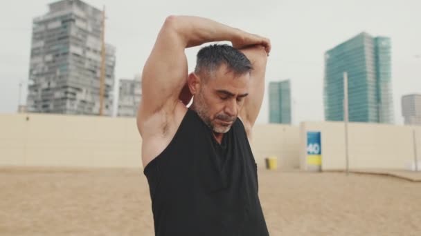 Medelålders Man Gör Övningar För Musklerna Händerna — Stockvideo