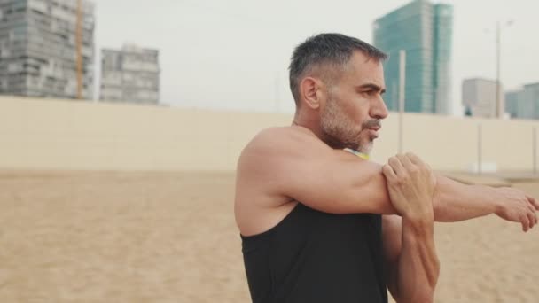 Medelålders Man Gör Övningar För Musklerna Händerna — Stockvideo
