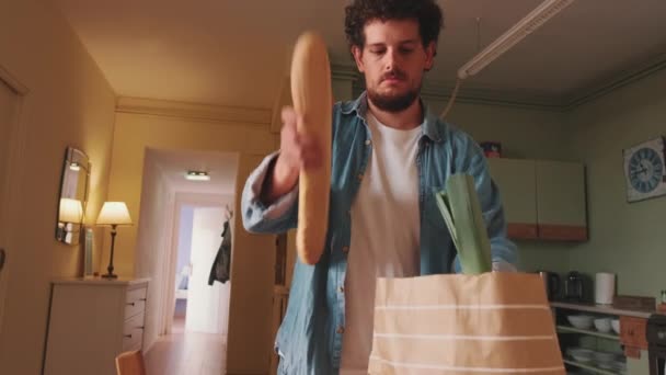 Guy Déballer Des Produits Dans Cuisine Dans Son Appartement — Video