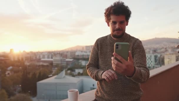 Νεαρός Στέκεται Στο Μπαλκόνι Κάνει Βιντεοκλήση Κινητό Τηλέφωνο — Αρχείο Βίντεο