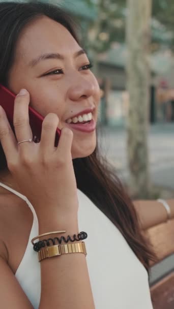 Молодая Женщина Сидит Скамейке Разговаривает Мобильному Телефону — стоковое видео
