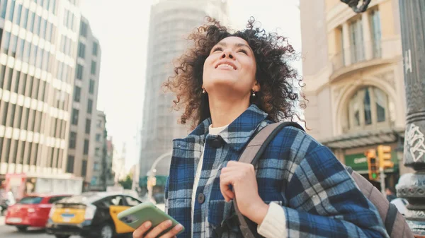 Chica Feliz Utilizando Aplicación Teléfono Inteligente Durante Viaje Joven Mujer — Foto de Stock
