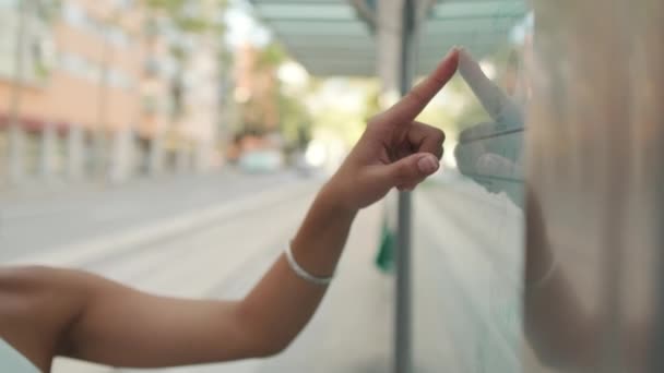 Close Dedo Furto Mão Mulher Irreconhecível Calendário Transportes Públicos — Vídeo de Stock