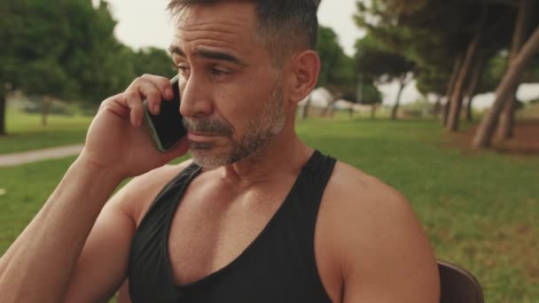 Zblízka Muž Středního Věku Sportovním Oblečení Mluví Mobilním Telefonu — Stock video