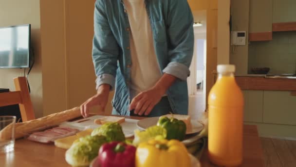 Onherkenbare Jongeman Die Broodjes Klaarmaakt Keuken — Stockvideo